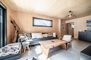 TV - Chalet 'Louise' with Mountain View, Private Terrace and Wi-Fi (Châtel)