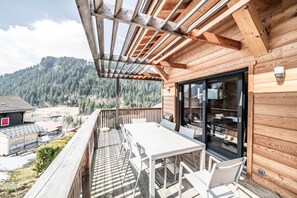 Outdoor dining - Chalet 'Louise' with Mountain View, Private Terrace and Wi-Fi (Châtel)