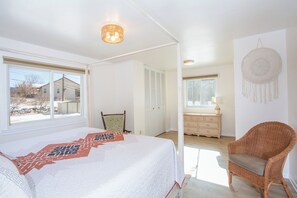 Internet, bed sheets - Home movie theater and perfect backyard! 2 minutes from Hot Springs! (Glenwood Springs)