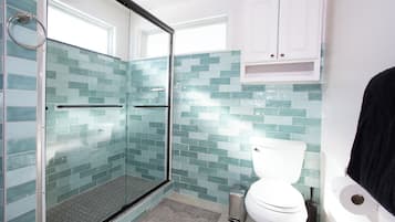 Sèche-cheveux, serviettes fournies, savon, papier toilette