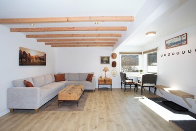 Home movie theater and perfect backyard! 2 minutes from Hot Springs!