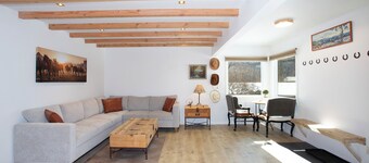 Home movie theater and perfect backyard! 2 minutes from Hot Springs!