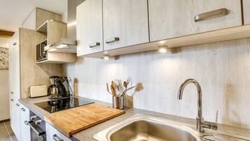 冰箱、微波炉、烤箱、炉灶