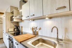 Réfrigérateur, micro-ondes, four, plaque de cuisson