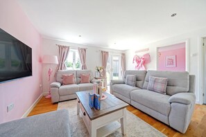 Cottage | Living area - James Ville Marina Lodge 23 (Brigg)