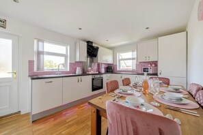 Cottage | Private kitchen | Fridge, microwave, dishwasher, toaster - James Ville Marina Lodge 23 (Brigg)