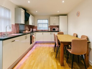 Lave-vaisselle, batterie de cuisine, vaisselle et ustensiles