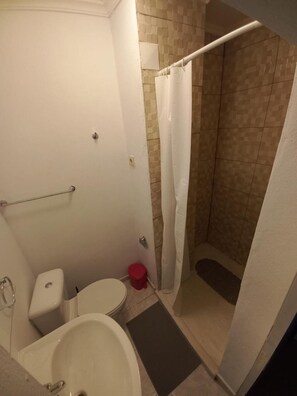 Douche, sèche-cheveux, serviettes fournies