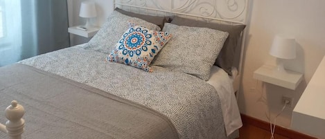 Iron/ironing board, WiFi, bed sheets