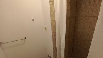 Chuveiro, secador de cabelo, toalhas de banho