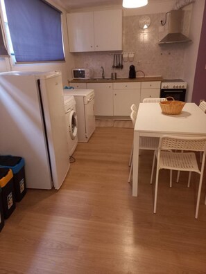 Fridge, microwave, oven, stovetop - D'ouro Relax – Douro Wine Region Retreat (Sanfins do Douro)