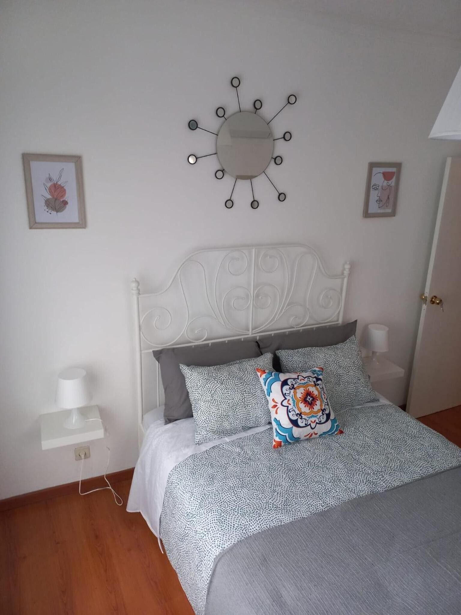 Een strijkplank/strijkijzer, wifi, beddengoed