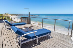 Property grounds - Hangklip Villa - Four Bedroom House, Sleeps 8 (Pringle Bay)