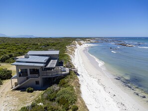 On the beach - Hangklip Villa - Four Bedroom House, Sleeps 8 (Pringle Bay)