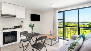 Eine moderne Küche mit Essbereich und einem Balkon mit Blick.