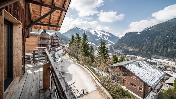 A wooden cabin with a balcony overlooking a mountain landscape. - Martonne - Le Haut Apartment: Mountain View, Private Terrace & Wi-Fi (Châtel)