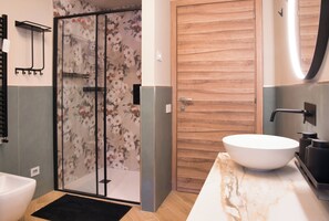 Shower, hair dryer, bidet, towels
