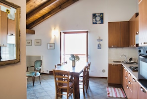 Fridge, oven, stovetop, cookware/dishes/utensils - Maggio Mansarda Mulino Achillea (Cremeno)