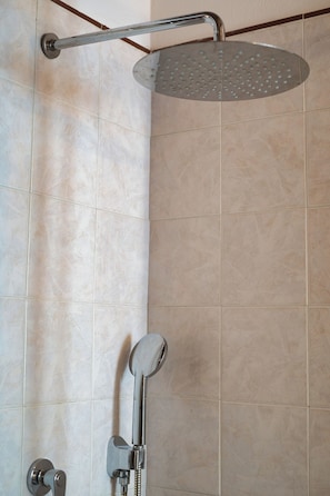 Een douche, een haardroger, een bidet, handdoeken