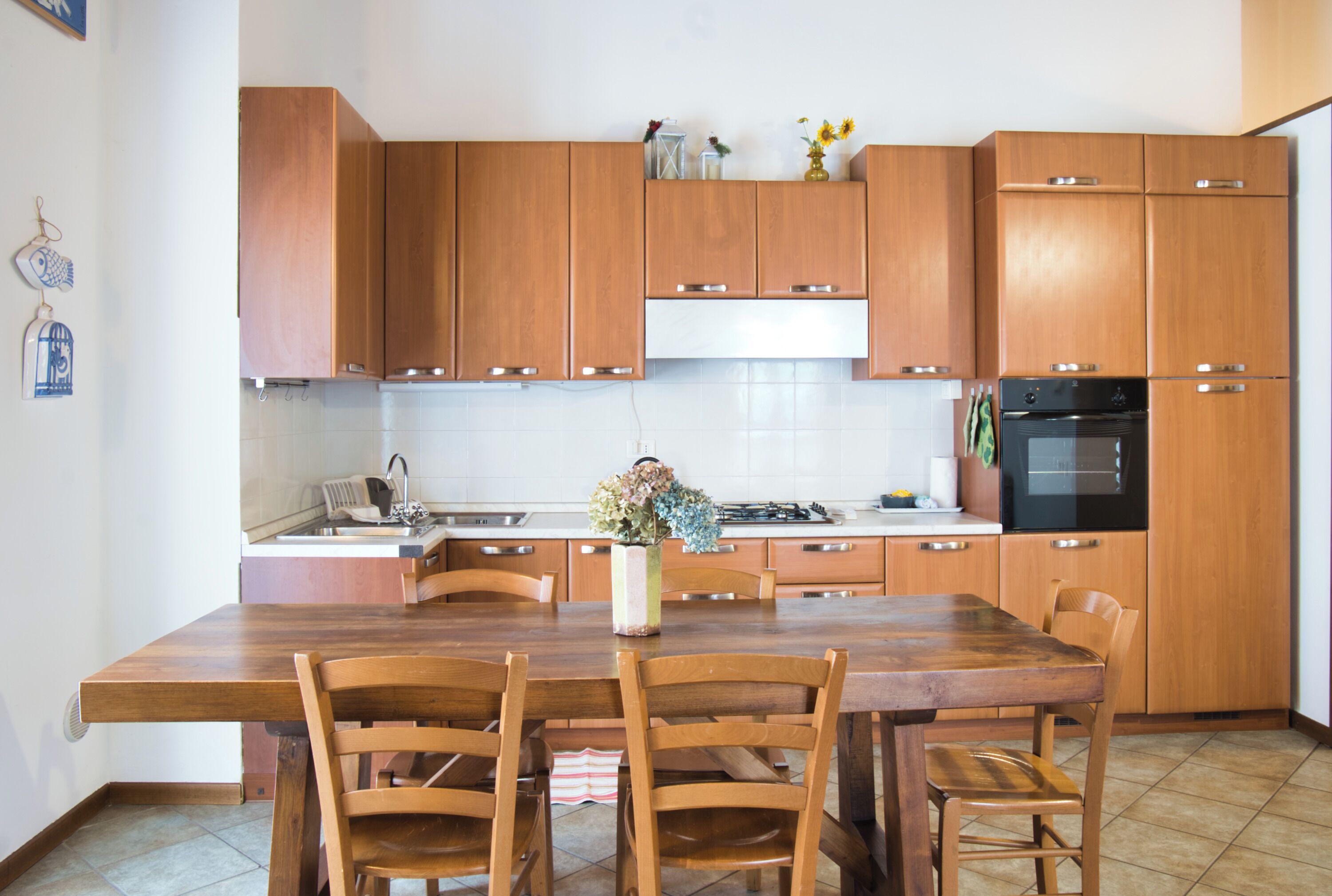 Frigorifero, forno, piano cottura, pentole/stoviglie/utensili