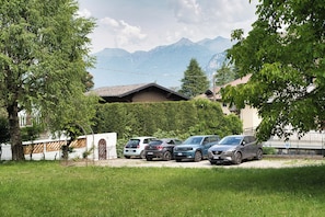 Property grounds - Achillea - trilocale in verde con vista montagne (Cremeno)