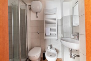 Hair dryer, towels, soap, toilet paper - House in the village of Castelletta at an altitude of 700 meters in the park Gola della Rossa (Castelletta)