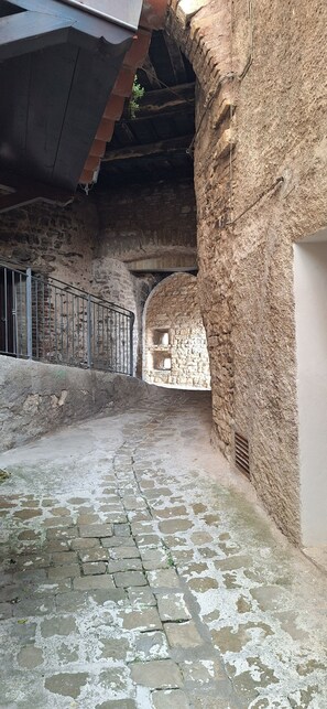 Property grounds - House in the village of Castelletta at an altitude of 700 meters in the park Gola della Rossa (Castelletta)