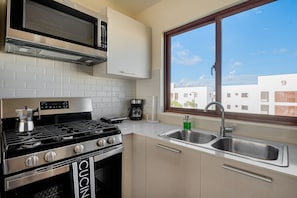 Refrigerador, microondas, horno y cafetera y tetera 