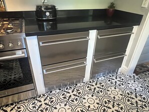 Fridge, microwave, oven, stovetop - Secluded 3-bedroom log cabin in  Lake Arrowhead on one acre. (Lake Arrowhead)