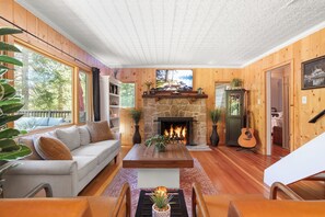 Smart TV, fireplace, books - Secluded 3-bedroom log cabin in  Lake Arrowhead on one acre. (Lake Arrowhead)