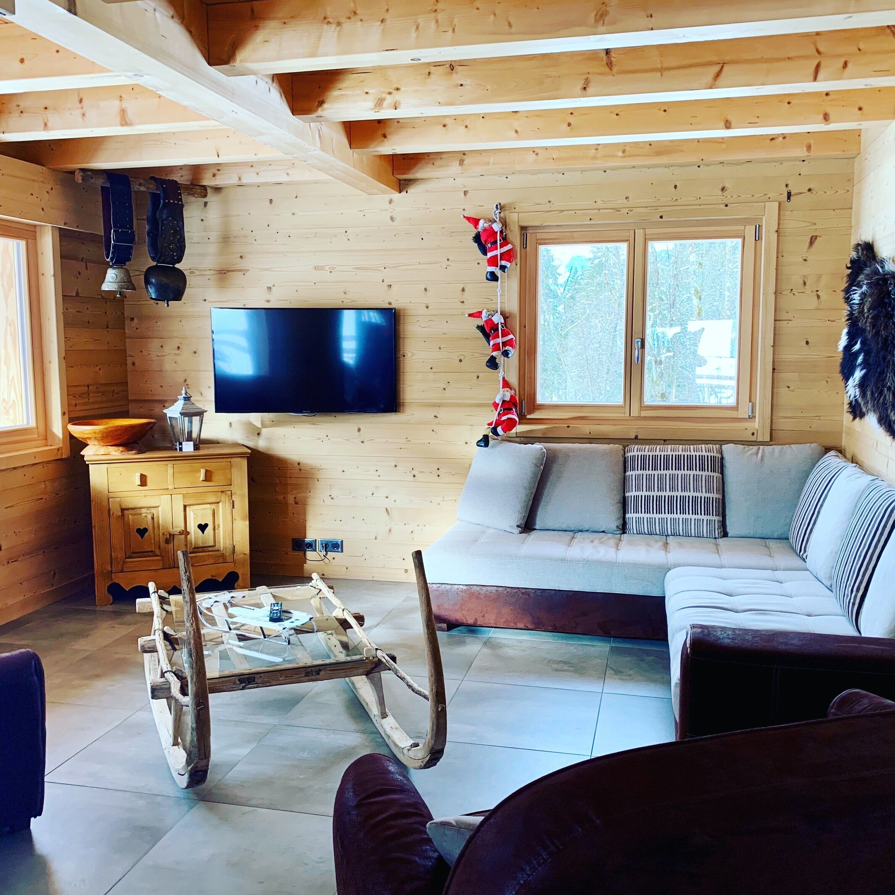 Een televisie, een open haard en een tafeltennistafel