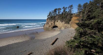 Cozy Beach House 4-bedroom house in lovely Arch Cape for your getaway