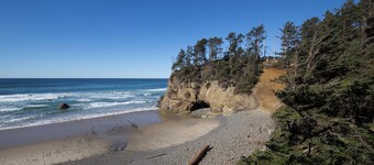 Cozy Beach House 4-bedroom house in lovely Arch Cape for your getaway