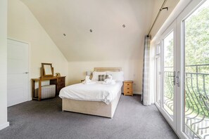 Cottage | 3 bedrooms, individually decorated, individually furnished - James Ville Marina Lodge 10 (Brigg)