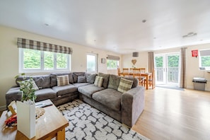 Cottage | Living area - James Ville Marina Lodge 10 (Brigg)