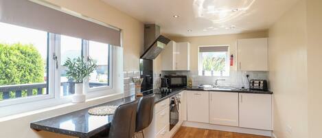 Lave-vaisselle, batterie de cuisine, vaisselle et ustensiles