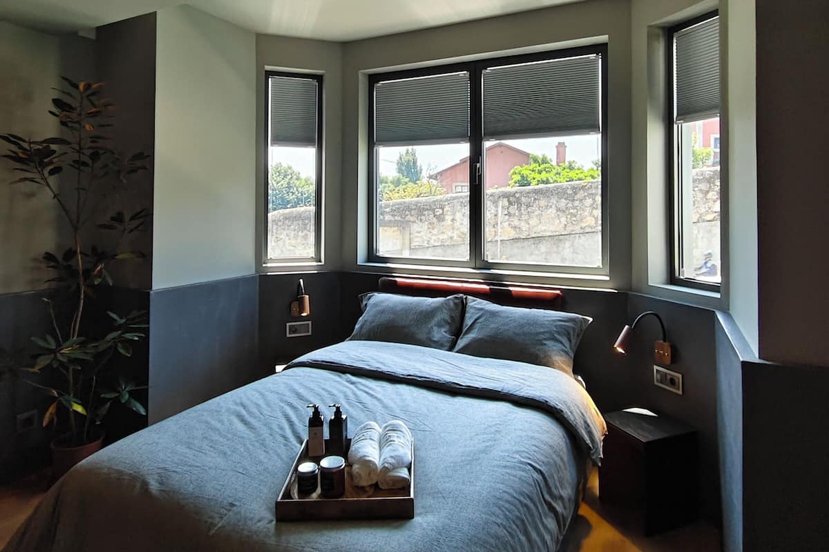 Suite – deluxe, balkong, bassengutsikt | Blendingsgardiner, lydisolert, strykejern/-brett og wi-fi (inkludert)