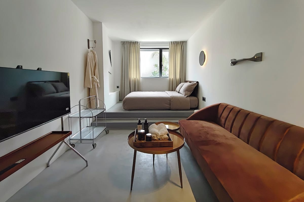 Dobbeltrom – comfort, hageutsikt | Blendingsgardiner, lydisolert, strykejern/-brett og wi-fi (inkludert)