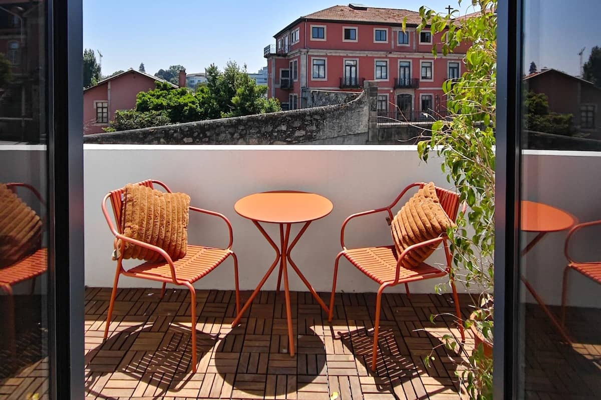 Dobbelt- eller tomannsrom – deluxe, balkong, bassengutsikt | Blendingsgardiner, lydisolert, strykejern/-brett og wi-fi (inkludert)