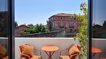 Kamar Double atau Twin Deluks, balkon, pemandangan kolam renang | Tirai kedap cahaya, kedap suara, setrika/meja setrika, dan Wi-Fi gratis