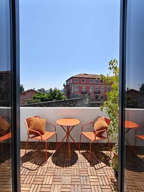 Dobbelt- eller tomannsrom – deluxe, balkong, bassengutsikt | Blendingsgardiner, lydisolert, strykejern/-brett og wi-fi (inkludert)