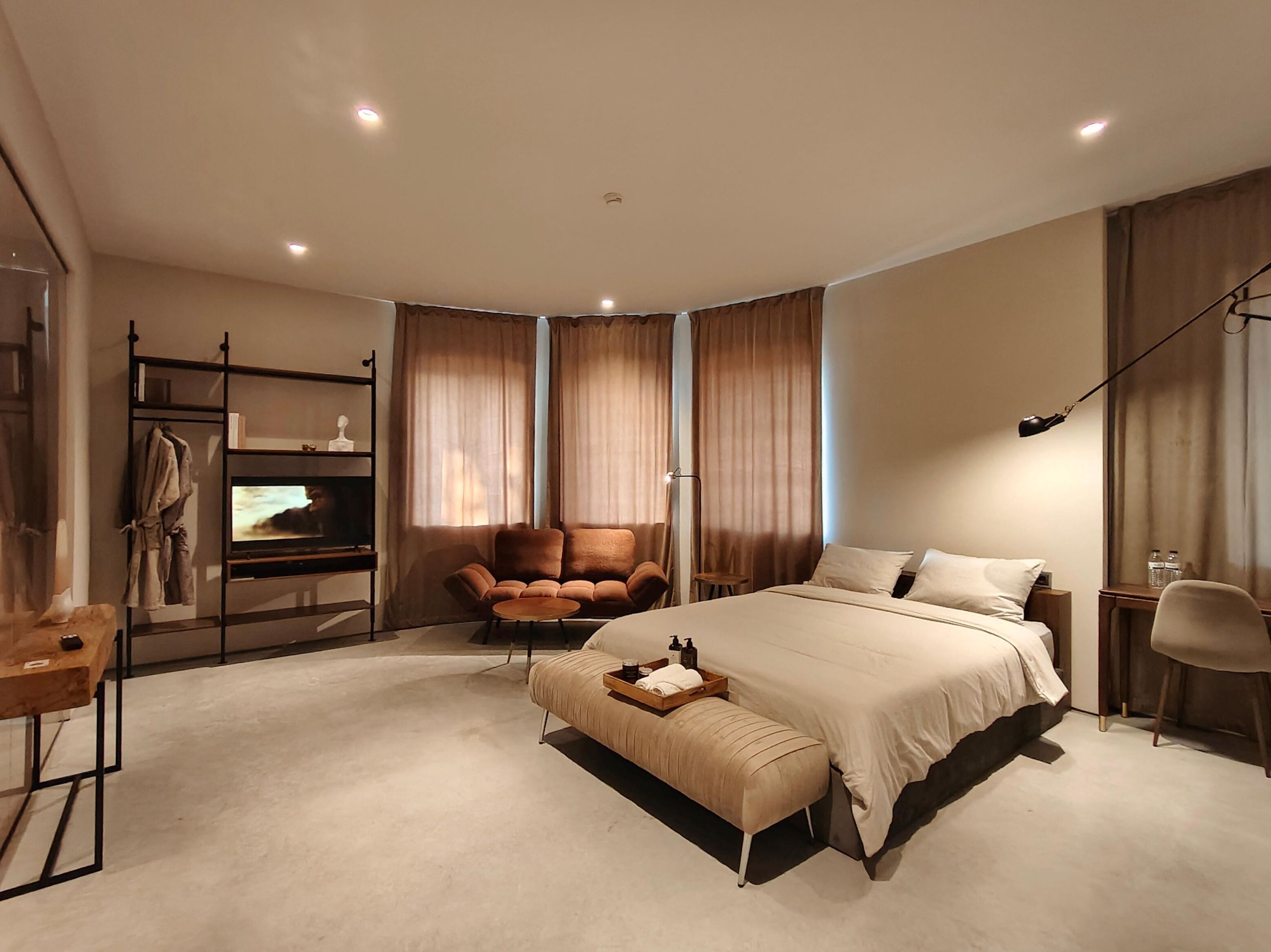 Luksus-studiosuite, byutsikt | Blendingsgardiner, lydisolert, strykejern/-brett og wi-fi (inkludert)