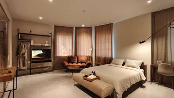 Luksus-studiosuite, byutsikt | Blendingsgardiner, lydisolert, strykejern/-brett og wi-fi (inkludert)