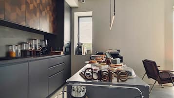 Kühlschrank, Mikrowelle, Espressomaschine, Wasserkocher