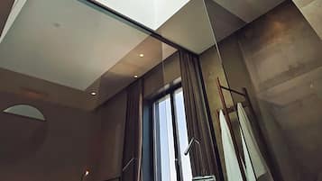 Junior-Suite, Balkon, Poolblick | Verdunkelungsvorhänge, schallisolierte Zimmer, Bügeleisen/Bügelbrett