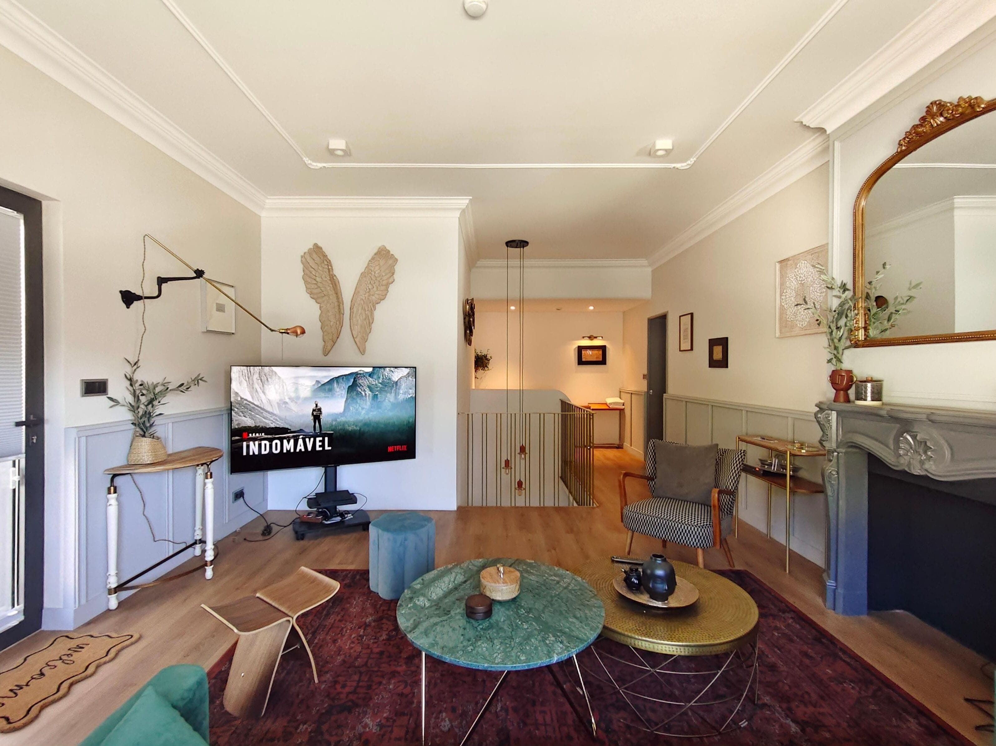 Luksus-loftsrom, bassengutsikt | Oppholdsområde | Flatskjerm-TV, Netflix, strømmetjenester og printere