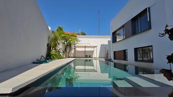 Sesongbasert utendørsbasseng, bassengparasoller og solsenger