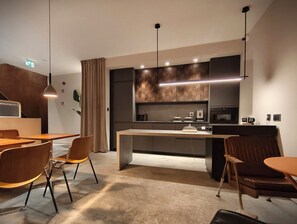 冰箱、微波爐、義式濃縮咖啡機、電熱水壺