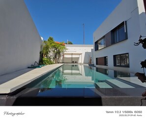 Seasonal outdoor pool, open 9:30 AM to 7:30 PM, pool umbrellas - ModernInfluence (Porto)