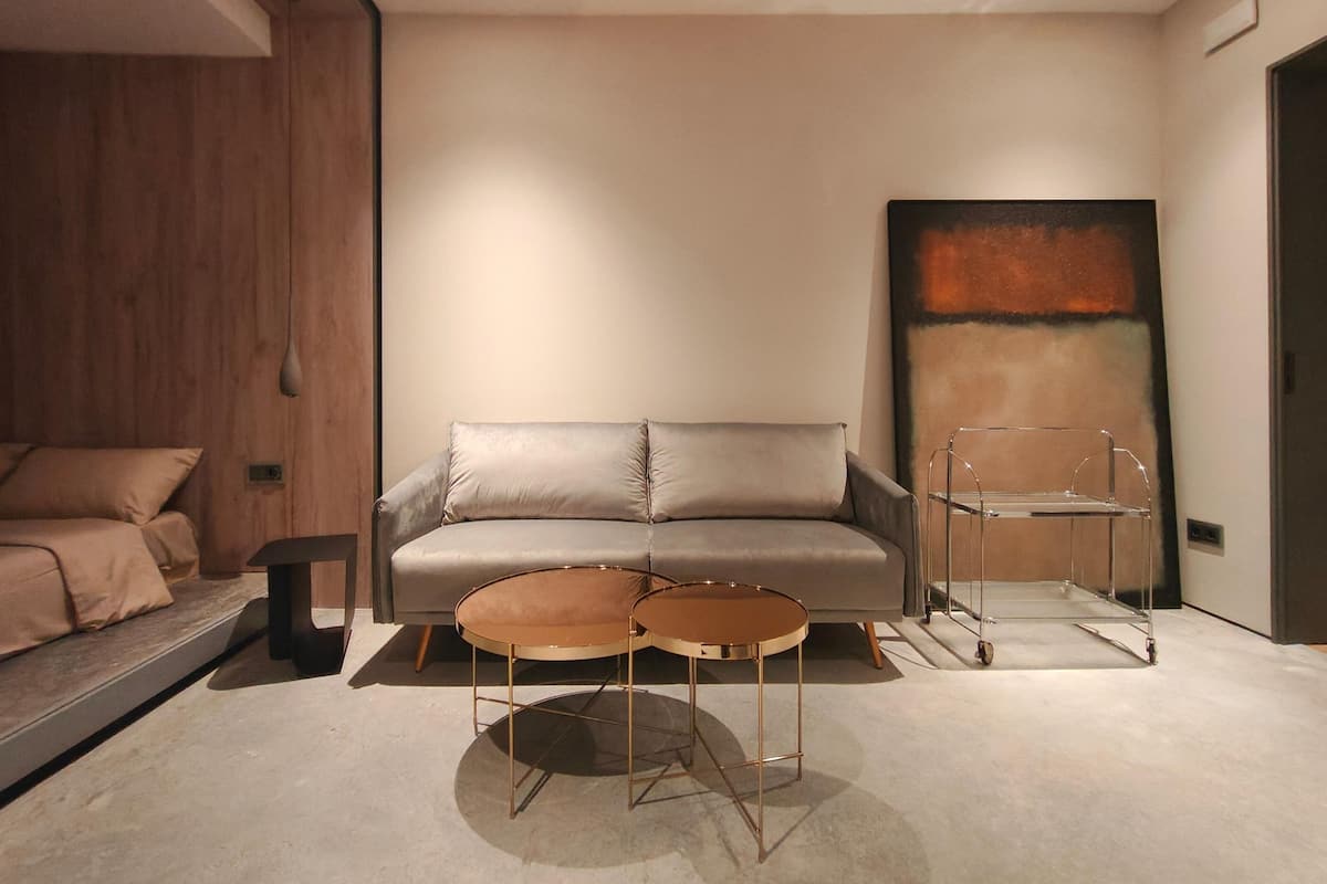 Dobbeltrom – deluxe, bassengutsikt | Blendingsgardiner, lydisolert, strykejern/-brett og wi-fi (inkludert)